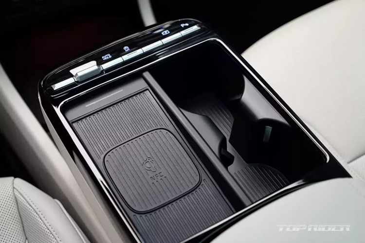 Màn hình cong mới cũng giúp hãng Hyundai thay đổi thiết kế của cửa gió điều hòa. Cửa gió giờ đây được thiết kế kéo dài trên mặt táp-lô khiến nội thất như rộng hơn. Bên dưới cửa gió là màn hình cảm ứng và 2 núm xoay mới để chỉnh cả hệ thống điều hòa lẫn màn hình thông tin giải trí.