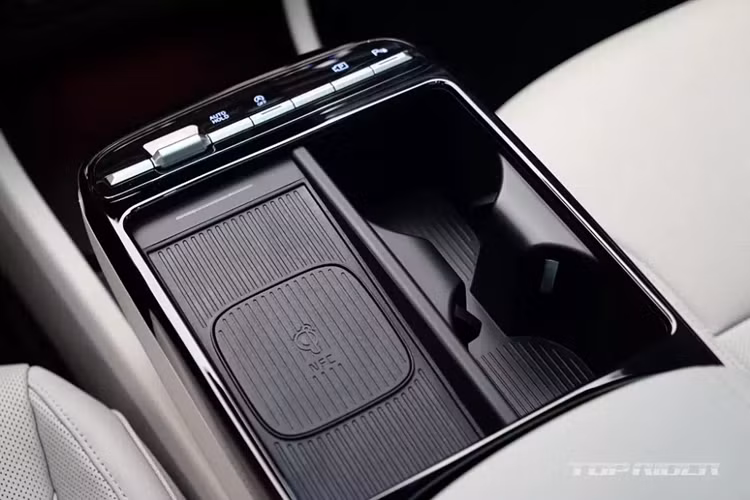 Màn hình cong mới cũng giúp hãng Hyundai thay đổi thiết kế của cửa gió điều hòa. Cửa gió giờ đây được thiết kế kéo dài trên mặt táp-lô khiến nội thất như rộng hơn. Bên dưới cửa gió là màn hình cảm ứng và 2 núm xoay mới để chỉnh cả hệ thống điều hòa lẫn màn hình thông tin giải trí.