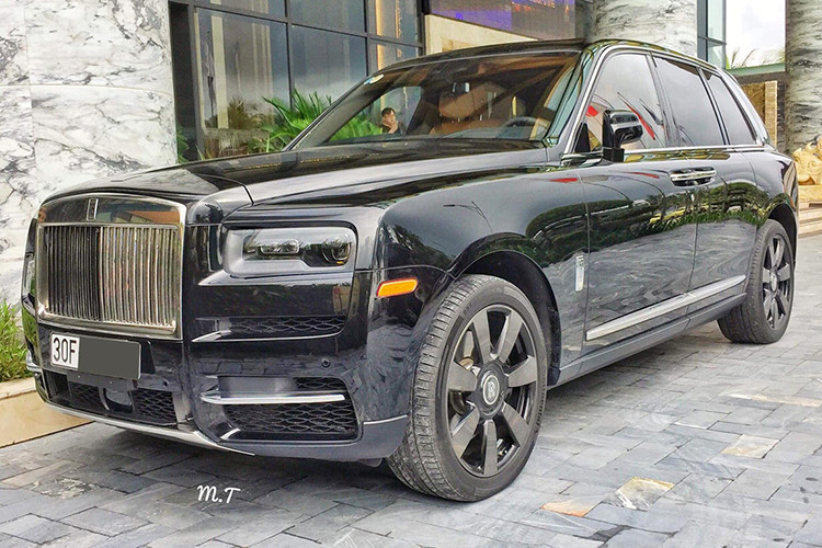  Rolls-Royce Cullinan của ông Lê Thanh Thản khi được ra mắt vào năm 2018 đã nhanh chóng trở thành 1 hiện tượng trong làng xe siêu sang, thiết kế đẹp mắt, là con nhà nòi của Rolls-Royce, mẫu xe này có quá nhiều thuận lợi để bức phá doanh số, dù giá bán không hề rẻ, tận 325.000 đô la, cao hơn bất kỳ chiếc xe SUV nào.