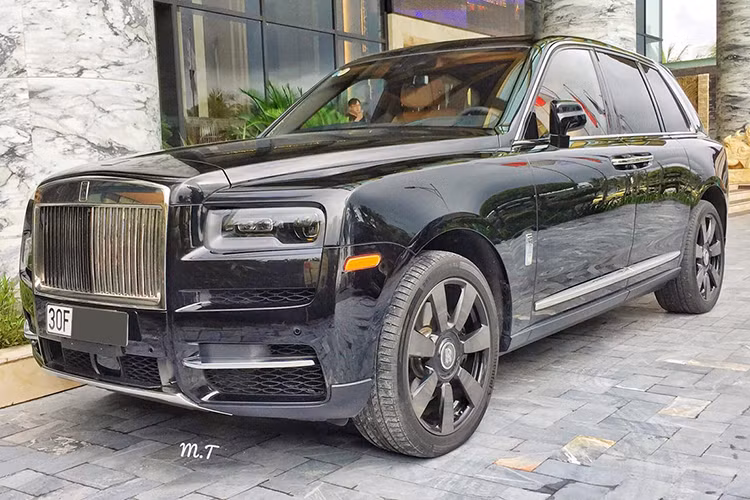  Rolls-Royce Cullinan của ông Lê Thanh Thản khi được ra mắt vào năm 2018 đã nhanh chóng trở thành 1 hiện tượng trong làng xe siêu sang, thiết kế đẹp mắt, là con nhà nòi của Rolls-Royce, mẫu xe này có quá nhiều thuận lợi để bức phá doanh số, dù giá bán không hề rẻ, tận 325.000 đô la, cao hơn bất kỳ chiếc xe SUV nào.