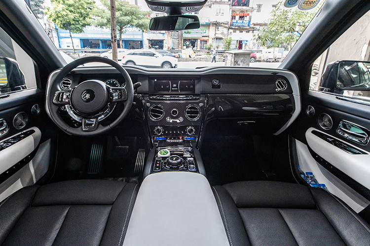 Sau khi mua chiếc SUV siêu sang Rolls-Royce Cullinan, ông Thản từng nhiều lần bị bắt gặp đi công tác ở Thanh Hóa, Nghệ An trên chiếc xe đắt tiền này, có thể nói, Chủ tịch tập đoàn Mường Thanh là 1 trong số những đại gia mua xe chỉ để phục vụ cho công việc, thay vì đánh bóng tên tuổi, ít sử dụng.