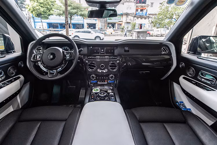 Sau khi mua chiếc SUV siêu sang Rolls-Royce Cullinan, ông Thản từng nhiều lần bị bắt gặp đi công tác ở Thanh Hóa, Nghệ An trên chiếc xe đắt tiền này, có thể nói, Chủ tịch tập đoàn Mường Thanh là 1 trong số những đại gia mua xe chỉ để phục vụ cho công việc, thay vì đánh bóng tên tuổi, ít sử dụng.