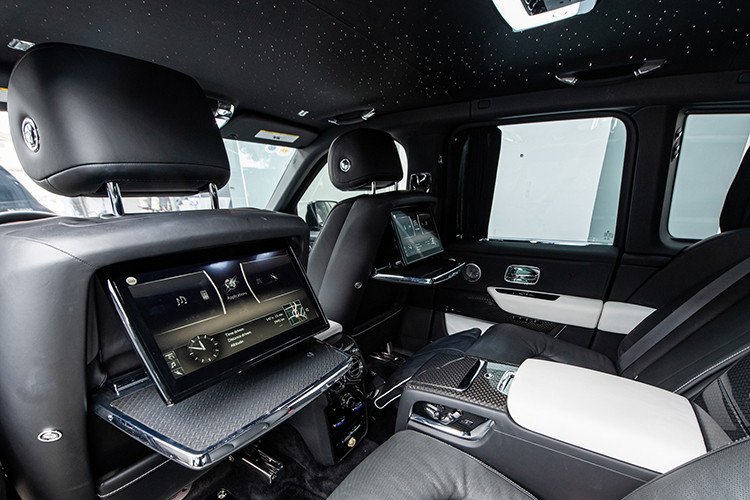 Rolls-Royce Cullinan được đặt một cái tên khá đặc biệt. Cái tên Cullinan này vốn được đặt theo viên kim cương 3.106 carat đẹp nằm trên vương miện Crown Jewels của Nữ hoàng Anh. Đây cũng chính là viên kim cương thô lớn nhất thế giới, vì thế, nhiều người còn gọi Rolls-Royce Cullinan "viên kim cương di động",to và đặt nhất thế giới.