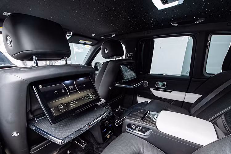 Rolls-Royce Cullinan được đặt một cái tên khá đặc biệt. Cái tên Cullinan này vốn được đặt theo viên kim cương 3.106 carat đẹp nằm trên vương miện Crown Jewels của Nữ hoàng Anh. Đây cũng chính là viên kim cương thô lớn nhất thế giới, vì thế, nhiều người còn gọi Rolls-Royce Cullinan "viên kim cương di động",to và đặt nhất thế giới.