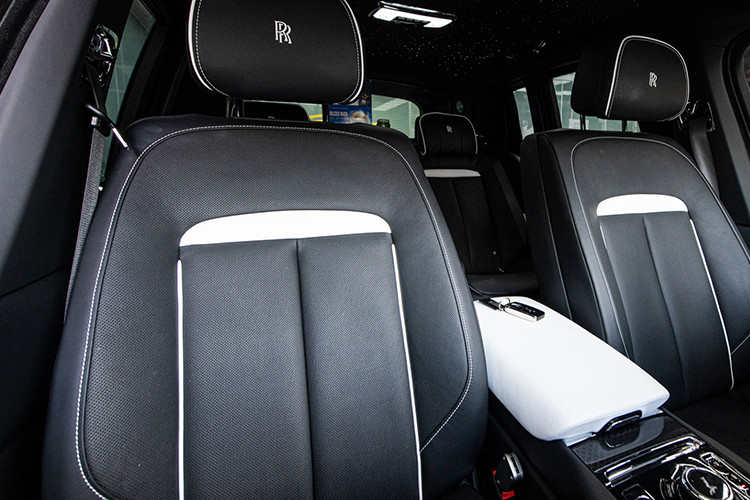 Một nguồn tin riêng giấu tên của chúng tôi cho biết, trong hầm đỗ xe của tập đoàn Mường Thanh lúc nào cũng có khoảng trống để đậu dàn xe của Chủ tịch Thản, và đặc biệt, Rolls-Royce Cullinan luôn đồng hành cùng chiếc xe siêu sang độc bản Rolls-Royce Mặt trời phương Đông.