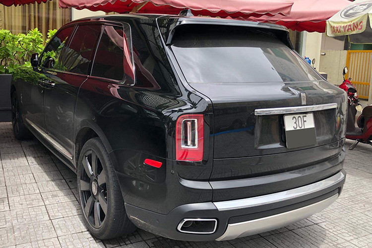 SUV siêu sang Rolls-Royce Cullinan của ông Lê Thanh Thản được trang bị động cơ V12, tăng áp kép, dung tích 6.75 lít, sản sinh công suất tối đa 563 mã lực và mô-men xoắn cực đại 850 Nm tại vòng tua máy 1.600 vòng/phút.