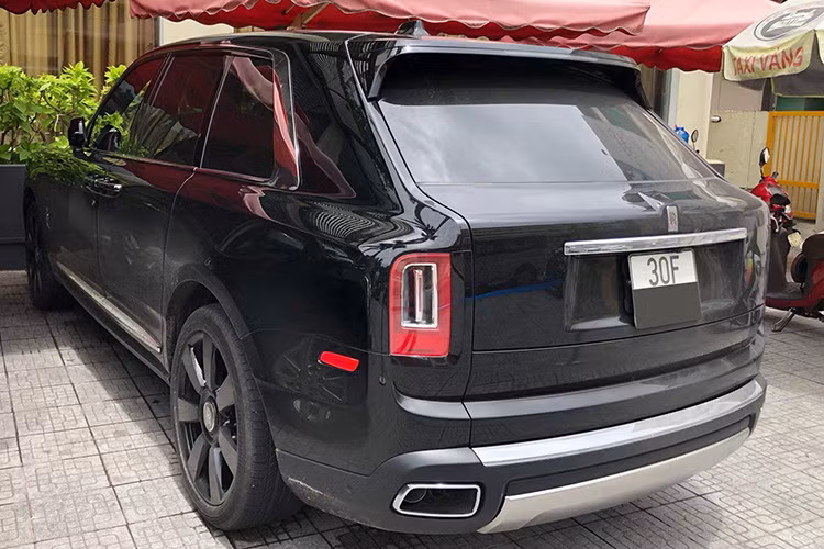 SUV siêu sang Rolls-Royce Cullinan của ông Lê Thanh Thản được trang bị động cơ V12, tăng áp kép, dung tích 6.75 lít, sản sinh công suất tối đa 563 mã lực và mô-men xoắn cực đại 850 Nm tại vòng tua máy 1.600 vòng/phút.