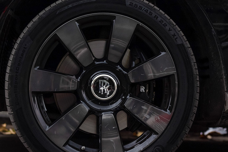 Theo dự đoán của giới mê xe, đây là 1 trong số xe Rolls-Royce Cullinan đầu tiên ra biển trắng ở Việt Nam, giá lăn bánh của xe phải trên 40 tỷ đồng.