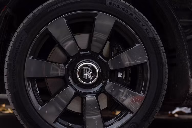 Theo dự đoán của giới mê xe, đây là 1 trong số xe Rolls-Royce Cullinan đầu tiên ra biển trắng ở Việt Nam, giá lăn bánh của xe phải trên 40 tỷ đồng.