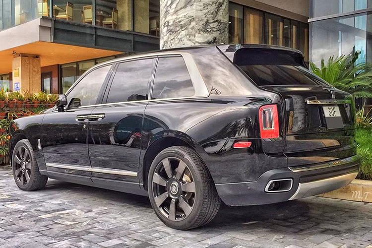 Rolls-Royce Cullinan đầu tiên về nước vào năm 2019, xe được nhập khẩu không chính hãng và tính đến nay, đã trên 120 xe xuất hiện. Những người sở hữu xe Rolls-Royce Cullinan tại Việt Nam khá đa dạng, từ các 9X tiền ảo, bất động sản cho đến các đại gia của tập đoàn như ông Lê Thanh Thản, cũng đã nhanh chóng bổ sung vào garage xe của mình 1 chiếc.