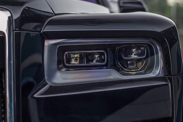 Hiện chưa rõ chiếc SUV siêu sang Rolls-Royce Cullinan của đại gia Mường Thanh mua chính hãng hay nhập khẩu tư nhân, chỉ biết rằng, xe mang biển số 30F, được mua từ năm 2019, tức nằm trong số những xe đầu tiên về Việt Nam.