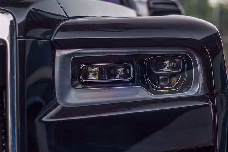 Hiện chưa rõ chiếc SUV siêu sang Rolls-Royce Cullinan của đại gia Mường Thanh mua chính hãng hay nhập khẩu tư nhân, chỉ biết rằng, xe mang biển số 30F, được mua từ năm 2019, tức nằm trong số những xe đầu tiên về Việt Nam.