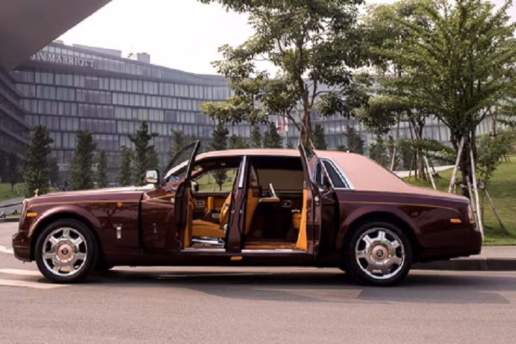 Chiếc xe Rolls-Royce Phantom Lửa thiêng độc nhất vô nhị này đã trải qua 3 lần đấu giá và đều không có ai đặt cọc tiền để tham dự, lý do ngoài việc giá cao còn có tâm lý sợ mua phải chiếc xe mà chủ cũ bị bắt tạm giam, với không ít người, đây là điều không mong muốn.