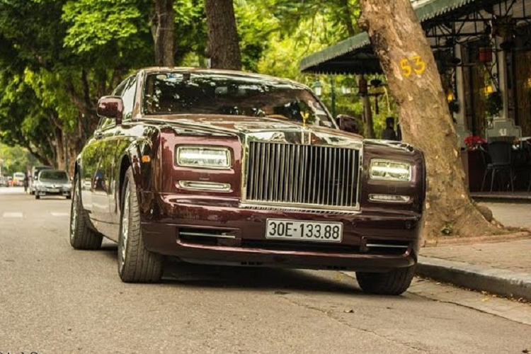 Lúc mới về nước, giá lăn bánh chiếc xe siêu sang Rolls-Royce Phantom Sacred Fire được đồn đoán trên 51 tỷ đồng, hãng xe siêu sang Anh quốc mất 10 tháng để làm ra độc bản này và hiện tại, chiếc xe Rolls-Royce Phantom Lửa thiêng đang khá lận đận trong việc được mang ra đấu giá. 