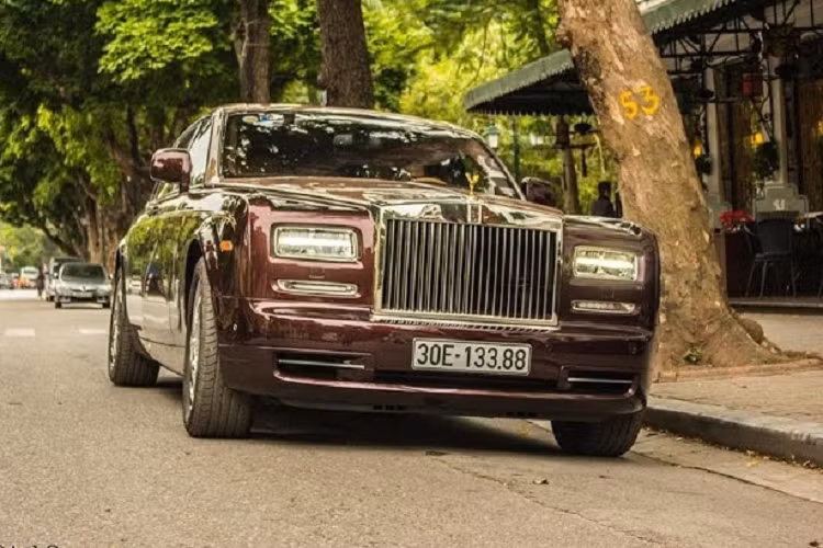 Lúc mới về nước, giá lăn bánh chiếc xe siêu sang Rolls-Royce Phantom Sacred Fire được đồn đoán trên 51 tỷ đồng, hãng xe siêu sang Anh quốc mất 10 tháng để làm ra độc bản này và hiện tại, chiếc xe Rolls-Royce Phantom Lửa thiêng đang khá lận đận trong việc được mang ra đấu giá. 