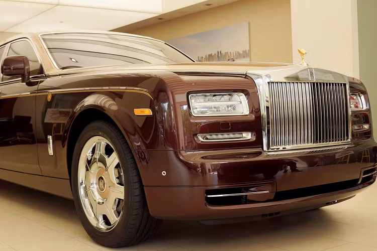 Ngoài chiếc xe siêu sang Rolls-Royce Phantom Lửa thiêng, mẫu xe Rolls-Royce Ghost mạ vàng của ông Trịnh Văn Quyết cũng đã có kế hoạch đấu giá lần thứ 5 vào ngày 30/12/2022 nhưng hiện chưa rõ có được tổ chức thành công hay không.