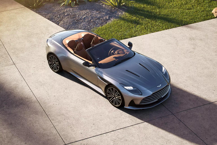 Sau khi chiếc "siêu GT" DB12 hoàn toàn mới được ra mắt vào tháng 5 vừa qua, Aston Martin DB12 Volante 2024 mới với khác biệt rõ nhất là ở thiết kế mui trần, được tạo nên bởi lớp mui xếp mềm có thể đóng/mở linh hoạt thay vì mui cứng cố định. Điều tuyệt vời là khách hàng không phải hy sinh gì về hiệu năng khi chọn bản Volante, ngoài trừ khối lượng xe nặng hơn đôi chút.