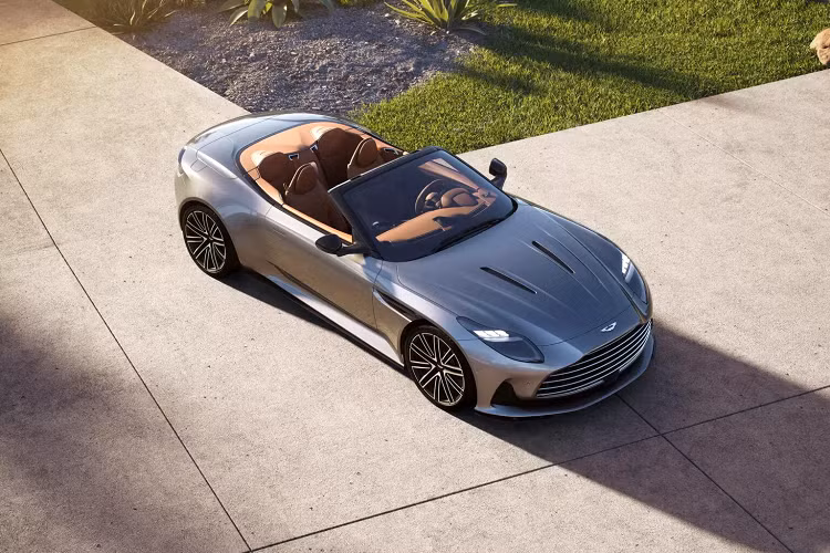 Sau khi chiếc "siêu GT" DB12 hoàn toàn mới được ra mắt vào tháng 5 vừa qua, Aston Martin DB12 Volante 2024 mới với khác biệt rõ nhất là ở thiết kế mui trần, được tạo nên bởi lớp mui xếp mềm có thể đóng/mở linh hoạt thay vì mui cứng cố định. Điều tuyệt vời là khách hàng không phải hy sinh gì về hiệu năng khi chọn bản Volante, ngoài trừ khối lượng xe nặng hơn đôi chút.