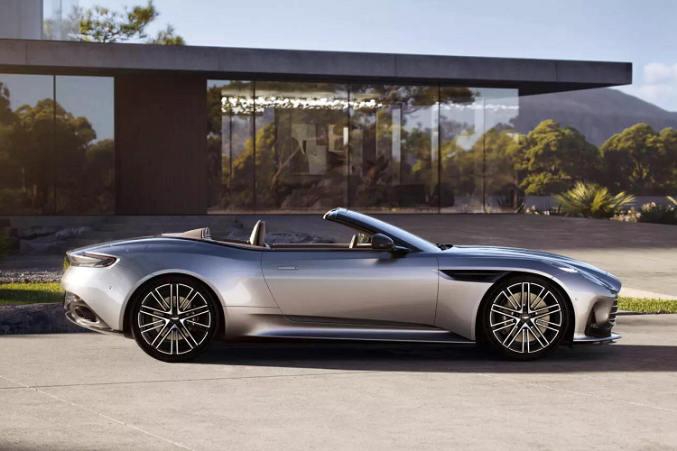 Hãng xe ANh quốc luôn biết cách tạo nên những chiếc xe mui trần ấn tượng và siêu xe Aston Martin DB12 Volante cũng không phải ngoại lệ. Thậm chí, ngoại hình của xe khi hạ mui xuống còn thể hiện tỷ lệ quyến rũ và hài hòa hơn hẳn so với bản coupe mui cứng, nhấn mạnh hơn vào phần đuôi gợi cảm đồng thời để lộ các chi tiết cao cấp bên trong khoang lái.