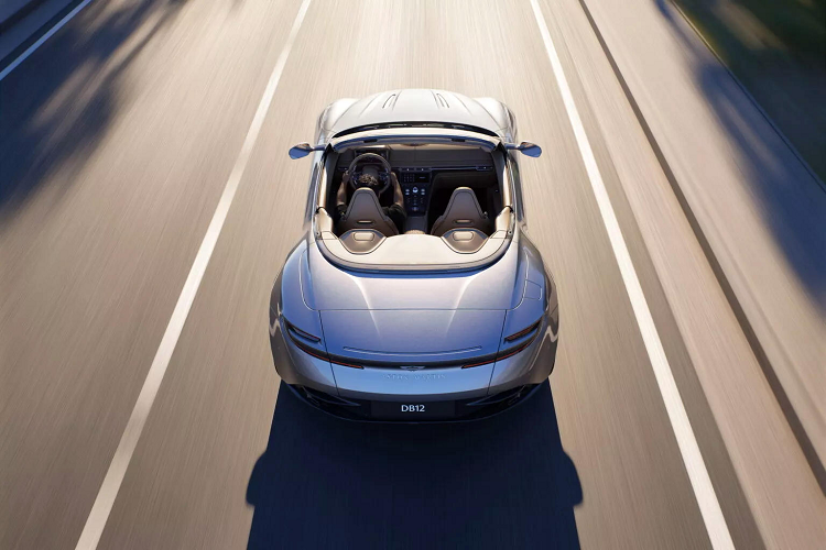 Mui xe có thể mở trong 14 giây và đóng trong 16 giây, ở mức vận tốc từ 50 km/h trở xuống hoặc bằng chìa khóa trong bán kính 2 mét khi đứng yên. Bên cạnh màu đen tiêu chuẩn, lớp vải bọc ngoài cùng của mui xếp mềm còn có các lựa chọn màu sắc khác như đỏ, xanh dương hay 2 tông màu đen và bạc, qua đó tạo nên nhiều cách kết hợp khác nhau giữa kiểu dáng bên ngoài và các tùy chọn bọc nội thất.