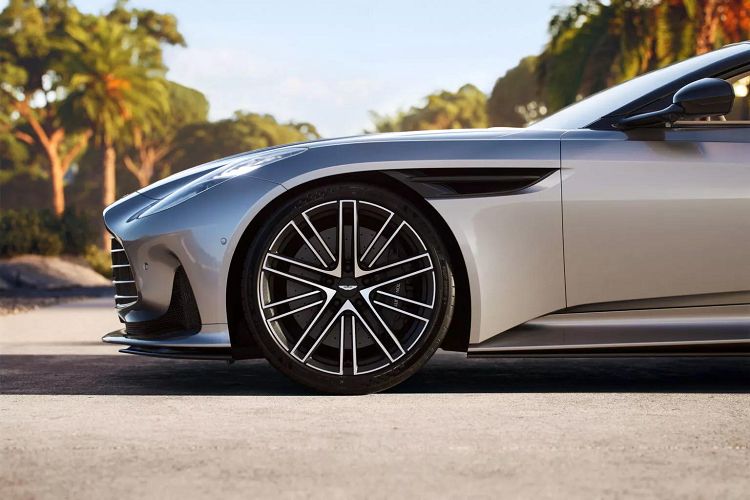 Mức giá xe Aston Martin DB12 Volante 2024 chưa được công bố, xe được ra mắt trong khuôn khổ sự kiện The Quail thuộc Monterey Car Week 2023 tại California. Phiên bản mui trần này sẽ được sản xuất kể từ quý III năm nay và dự kiến những chiếc xe hoàn thiện đầu tiên sẽ sẵn sàng giao đến tay khách hàng ngay trong quý IV của 2023
