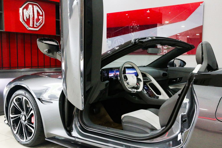 Ngoài ra, MG còn cung cấp một màn hình đặt ở bệ tỳ tay trung tâm của Cyberster; hệ thống thông tin giải trí hiện đại tích hợp Qualcomm Snapdragon 8155 và đồ họa Unreal Engine 4.0. Hệ thống này kết hợp với dàn loa Bose cao cấp. Cung cấp sức mạnh cho MG Cyberster là 3 tùy chọn động cơ.