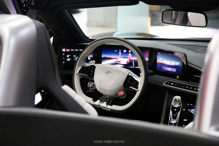 Về nội thất, bên trong khoang lái của MG Cyberster chạy điện chỉ có hai chỗ ngồi với ghế thể thao hình chữ "Y". Xe được trang bị vô lăng vát đáy thể thao, tích hợp lẫy để chỉnh hệ thống phục hồi động năng và bảng đồng hồ kỹ thuật số thiết kế cong là sự kết hợp của ba màn hình trên mặt táp-lô.