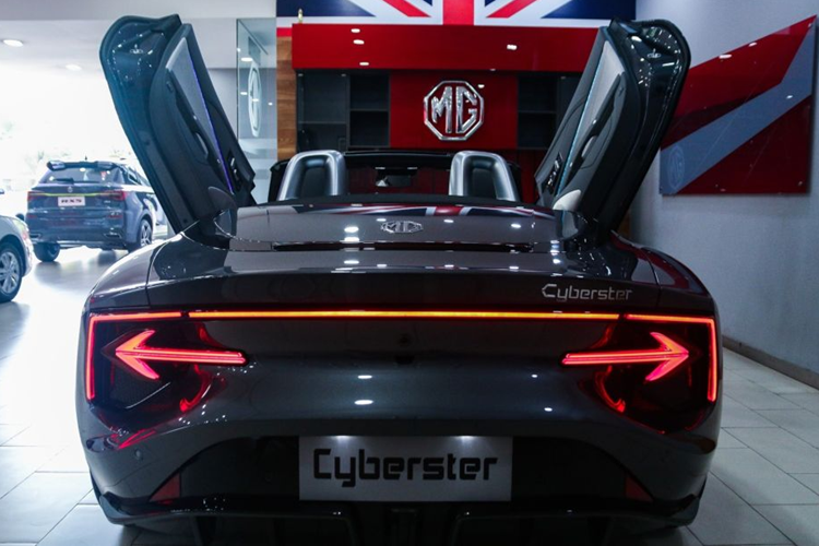 Phiên bản mạnh nhất sử dụng hai mô tơ điện cho tổng công suất 536 mã lực và mô-men xoắn cực đại 725 Nm, đi kèm hệ dẫn động bốn bánh. Với sức mạnh này, Cyberster có khả năng tăng tốc từ 0-100 km/h trong thời gian chỉ 3,2 giây.