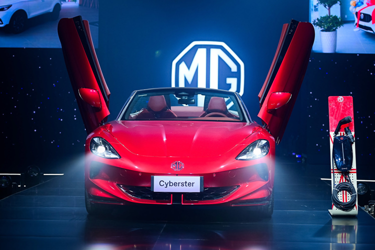 Đi kèm với ba phiên bản động cơ kể trên là hai loại pin có dung lượng 64 kWh và 77 kWh, cung cấp quãng đường di chuyển 501 km, 520 km và 580 km với một cụm pin đầy, theo chu trình thử nghiệm CLTC tại Trung Quốc.