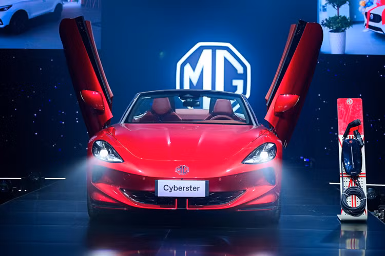 Đi kèm với ba phiên bản động cơ kể trên là hai loại pin có dung lượng 64 kWh và 77 kWh, cung cấp quãng đường di chuyển 501 km, 520 km và 580 km với một cụm pin đầy, theo chu trình thử nghiệm CLTC tại Trung Quốc.