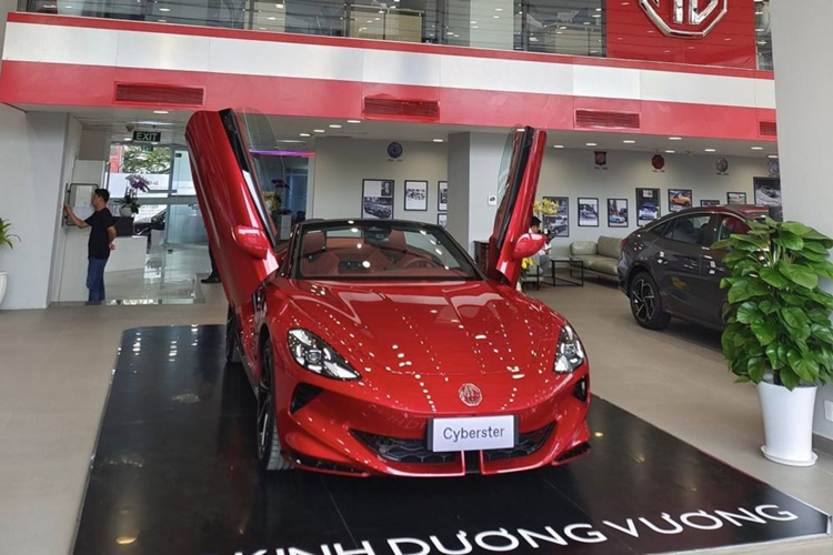 Dai ly bat ngo nhan coc MG Cyberster tu 2,2 ty tai Viet Nam