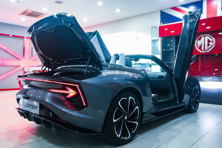 Trong đó, phiên bản tiêu chuẩn được trang bị một mô tơ điện nằm trên cầu sau với công suất tối đa 309 mã lực. Phiên bản tầm trung được trang bị một mô tơ điện nằm trên cầu sau 335 mã lực.