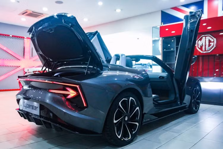 Trong đó, phiên bản tiêu chuẩn được trang bị một mô tơ điện nằm trên cầu sau với công suất tối đa 309 mã lực. Phiên bản tầm trung được trang bị một mô tơ điện nằm trên cầu sau 335 mã lực.