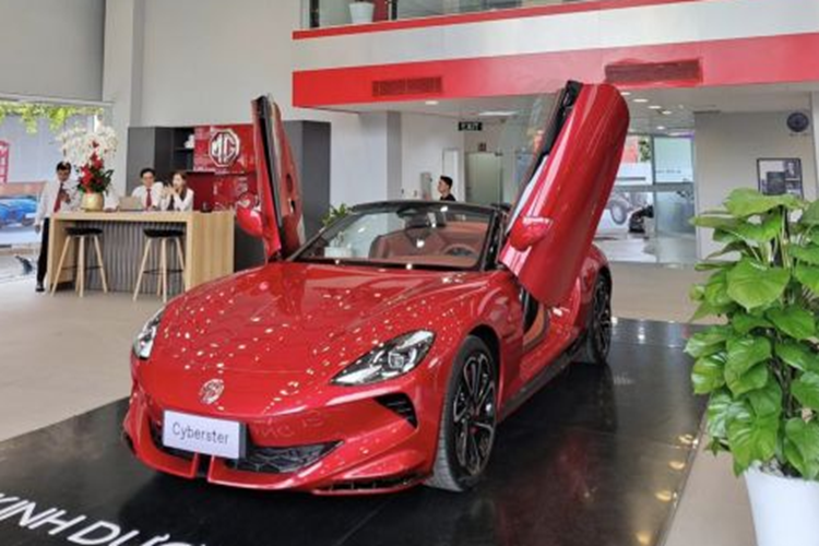 Xe điện thể thao MG Cyberster được định vị trong phân khúc xe mui trần cỡ C. Xe có kích thước dài x rộng x cao lần lượt là 4.535 x 1.913 x 1.329 mm cùng chiều dài cơ sở 2.690 mm. Xe mang dáng dấp hầm hố, cá tính cùng tỷ lệ thân xe khá cân đối với nắp capo dài và phần đuôi phình lên mang đến cảm giác cơ bắp.