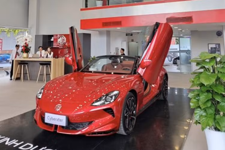 Xe điện thể thao MG Cyberster được định vị trong phân khúc xe mui trần cỡ C. Xe có kích thước dài x rộng x cao lần lượt là 4.535 x 1.913 x 1.329 mm cùng chiều dài cơ sở 2.690 mm. Xe mang dáng dấp hầm hố, cá tính cùng tỷ lệ thân xe khá cân đối với nắp capo dài và phần đuôi phình lên mang đến cảm giác cơ bắp.