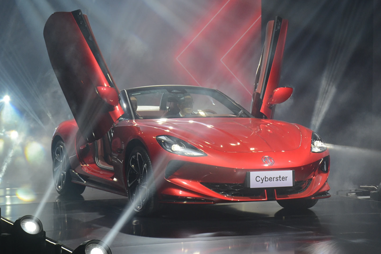 Tốc độ tối đa của MG Cyberster được giới hạn ở mức 200 km/h đối với các biến thể động cơ kép và 193 km/h đối với phiên bản động cơ đơn.