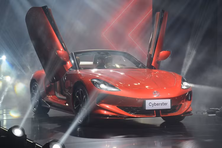 Tốc độ tối đa của MG Cyberster được giới hạn ở mức 200 km/h đối với các biến thể động cơ kép và 193 km/h đối với phiên bản động cơ đơn.