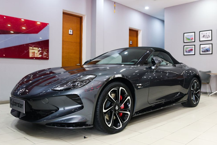 Phía sau xe là dải đèn LED kéo dài, bao trọn đuôi xe và đèn hậu hình mũi tên tích hợp đèn báo rẽ được gắn trên miếng ốp thông gió trang trí màu đen. Điểm nhấn đáng chú ý nhất của xe chính là thiết kế cửa kiểu cắt kéo độc đáo, tương tự các mẫu xe Lamborghini.