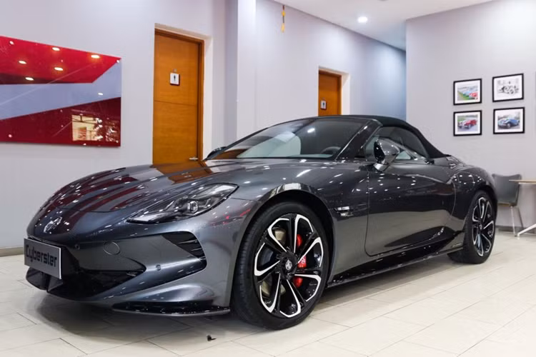 Phía sau xe là dải đèn LED kéo dài, bao trọn đuôi xe và đèn hậu hình mũi tên tích hợp đèn báo rẽ được gắn trên miếng ốp thông gió trang trí màu đen. Điểm nhấn đáng chú ý nhất của xe chính là thiết kế cửa kiểu cắt kéo độc đáo, tương tự các mẫu xe Lamborghini.