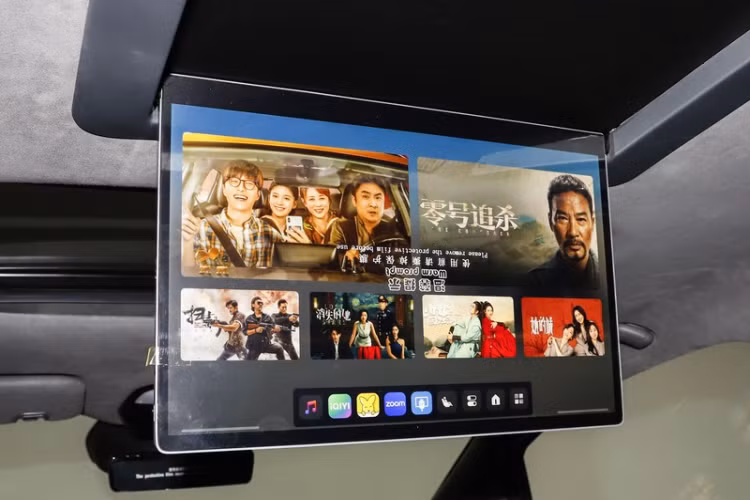 Ba màu nội thất được cung cấp là cam đen, ngọc bích nhạt và đen obsidian. Ngoài ra còn có bảng sạc không dây cho điện thoại di động ở cả hàng ghế thứ nhất và thứ hai, hệ thống âm thanh 22 loa (cấu hình thấp nhất là 11 loa), tủ lạnh trên xe, màn hình trần cho hàng ghế thứ hai 17,3 inch.