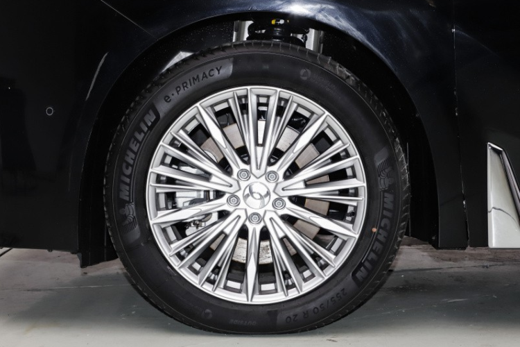 Thiết kế của mâm xe cũng rất nổi bật, mâm xe đa chấu cân đối hoàn hảo với các đường nét tổng thể của xe, mọi thứ đều vừa phải. Phần đuôi xe là bộ phận gây nhiều tranh cãi nhất của Hycan V09 2024, đồng thời cũng là khu vực được các nhà thiết kế bỏ nhiều công sức nhất.