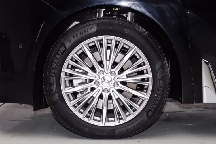 Thiết kế của mâm xe cũng rất nổi bật, mâm xe đa chấu cân đối hoàn hảo với các đường nét tổng thể của xe, mọi thứ đều vừa phải. Phần đuôi xe là bộ phận gây nhiều tranh cãi nhất của Hycan V09 2024, đồng thời cũng là khu vực được các nhà thiết kế bỏ nhiều công sức nhất.