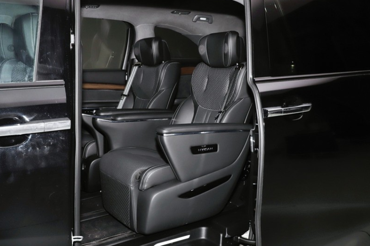 Buồng lái có bố cục đối xứng và có ba màn hình bao gồm thiết bị LCD 10,25 inch, màn hình điều khiển trung tâm 14,6 inch và màn hình giải trí cho phi công phụ 12,3 inch.