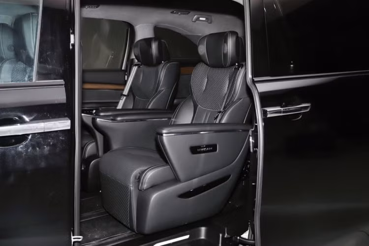 Buồng lái có bố cục đối xứng và có ba màn hình bao gồm thiết bị LCD 10,25 inch, màn hình điều khiển trung tâm 14,6 inch và màn hình giải trí cho phi công phụ 12,3 inch.