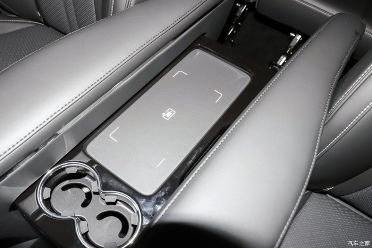 Vô lăng có đáy phẳng đôi. Hycan V09 2024 bản cấp thấp được trang bị chip Qualcomm Snapdragon 8155 đơn, trong khi các model còn lại được trang bị chip Qualcomm Snapdragon 8155 kép, hỗ trợ điều khiển và tương tác bằng giọng nói.