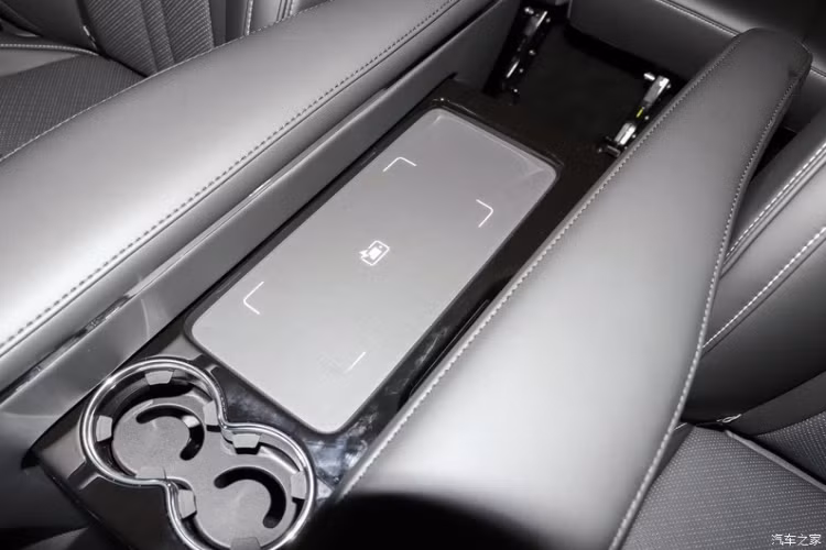 Vô lăng có đáy phẳng đôi. Hycan V09 2024 bản cấp thấp được trang bị chip Qualcomm Snapdragon 8155 đơn, trong khi các model còn lại được trang bị chip Qualcomm Snapdragon 8155 kép, hỗ trợ điều khiển và tương tác bằng giọng nói.