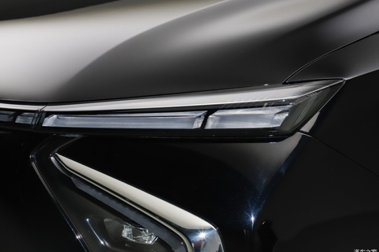 Đèn hậu kiểu xuyên suốt được treo phía trên tấm cửa sau, khiến chúng trông ba chiều hơn và đầy ấn tượng về thị giác. Vị trí đèn xi nhan 2 bên vang vọng đầu xe khiến đuôi xe trông rộng hơn. Thiết kế bao quanh phía sau rất táo bạo, đẹp hay không thì phải để thị trường kiểm chứng.