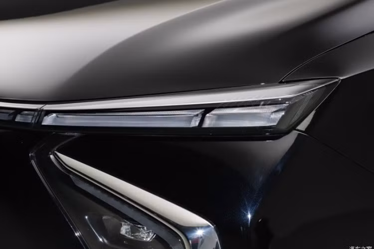 Đèn hậu kiểu xuyên suốt được treo phía trên tấm cửa sau, khiến chúng trông ba chiều hơn và đầy ấn tượng về thị giác. Vị trí đèn xi nhan 2 bên vang vọng đầu xe khiến đuôi xe trông rộng hơn. Thiết kế bao quanh phía sau rất táo bạo, đẹp hay không thì phải để thị trường kiểm chứng.