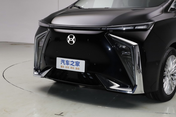 Hycan V09 2024 là một chiếc xe điện thuần túy, thiết kế mặt trước trở nên rất hầm hố mà không cần thiết kế lưới tản nhiệt hút gió phía trước. Trang trí mạ crom cường điệu cùng đèn pha LED hai bên trở thành chi tiết bắt mắt nhất ở đầu xe. Hiệu ứng hình ảnh ở phần hông xe trông rất dày dặn và họa tiết rất giống với chiếc MPV Alpha đầu bảng của Toyota.