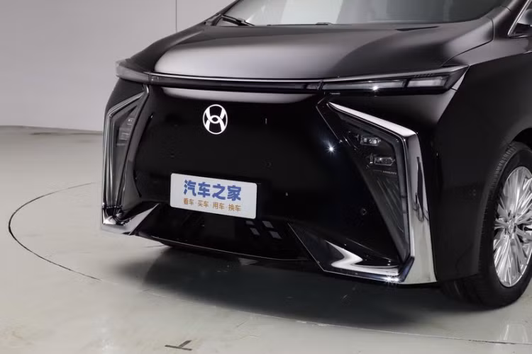 Hycan V09 2024 là một chiếc xe điện thuần túy, thiết kế mặt trước trở nên rất hầm hố mà không cần thiết kế lưới tản nhiệt hút gió phía trước. Trang trí mạ crom cường điệu cùng đèn pha LED hai bên trở thành chi tiết bắt mắt nhất ở đầu xe. Hiệu ứng hình ảnh ở phần hông xe trông rất dày dặn và họa tiết rất giống với chiếc MPV Alpha đầu bảng của Toyota.